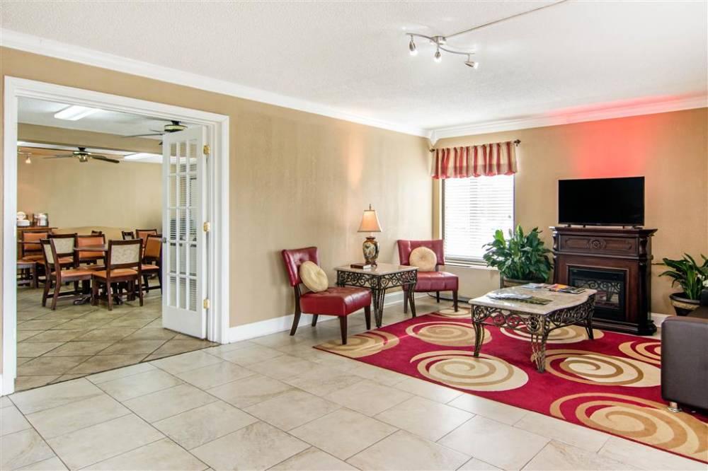 Econo Lodge 5